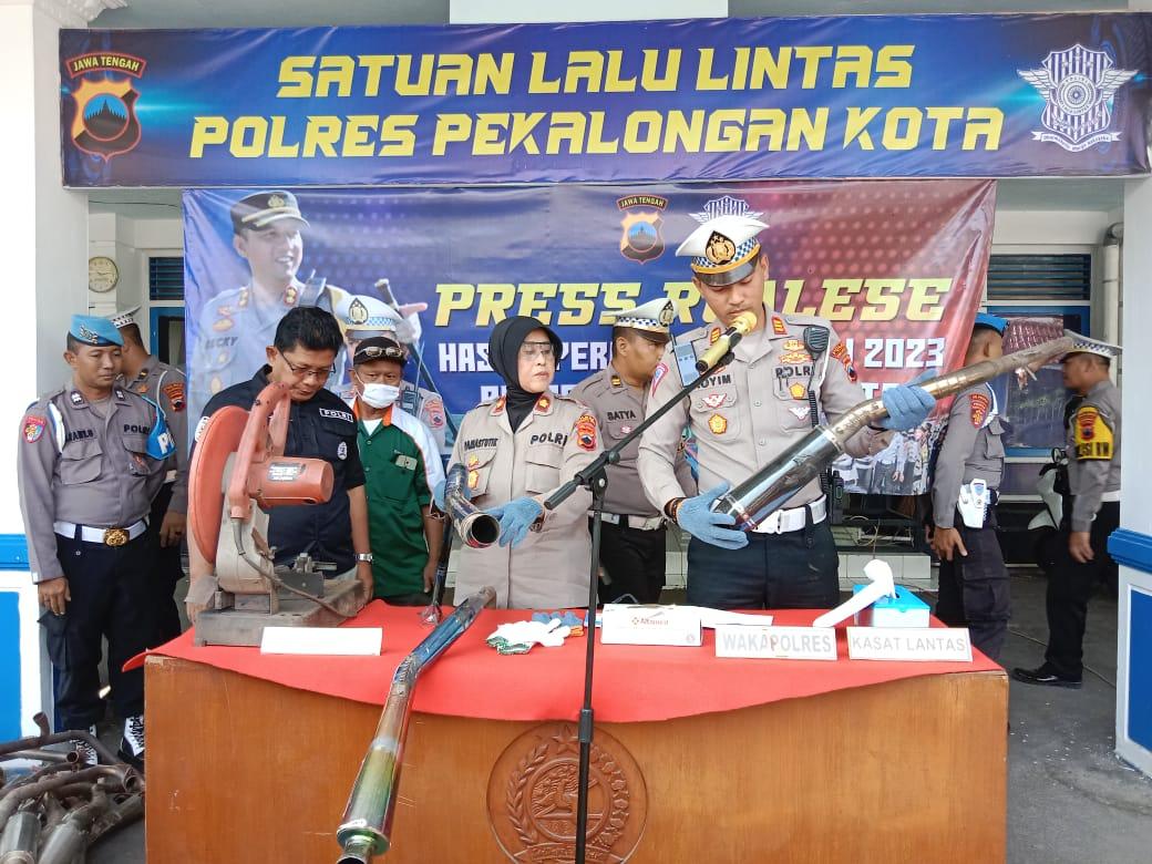 Wakapolres Pekalongan Kota Kompol Pariastutik dan Kasatlantas Polres Pekalongan Kota AKP Koyim Maturrohman saat press realese di halaman Kantor Sat Lantas Pekalongan Kota