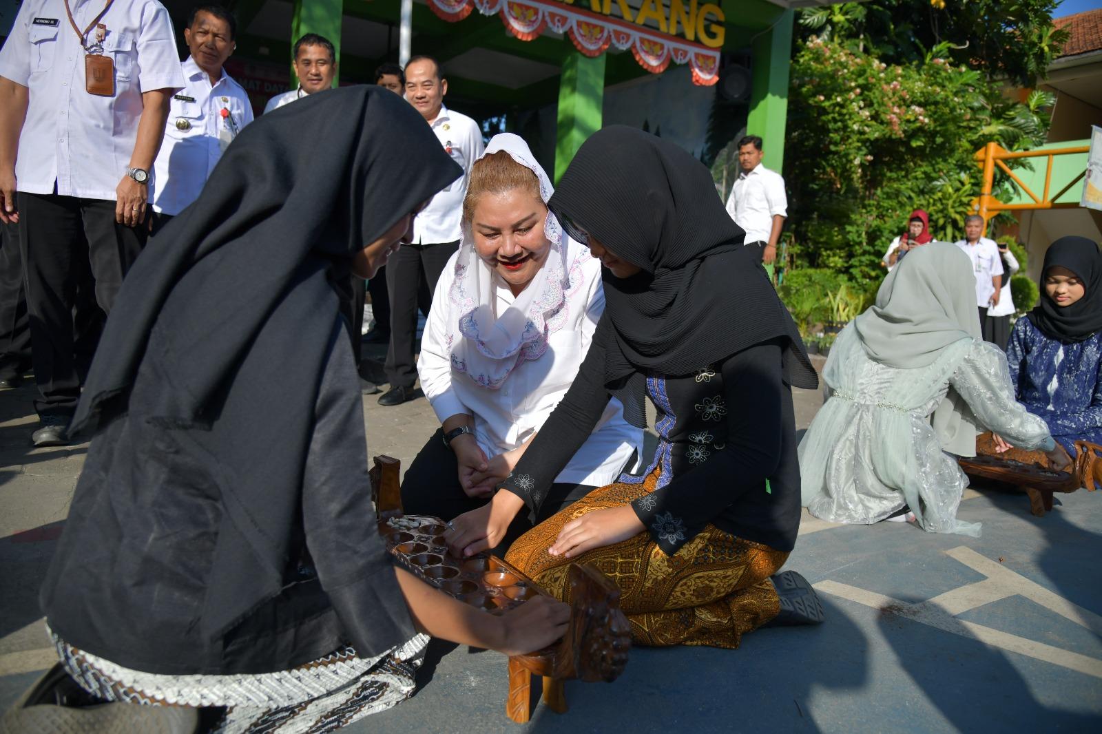Walikota Semarang menikmati anak anak sekolah bermain permainan tradisional Dakonan