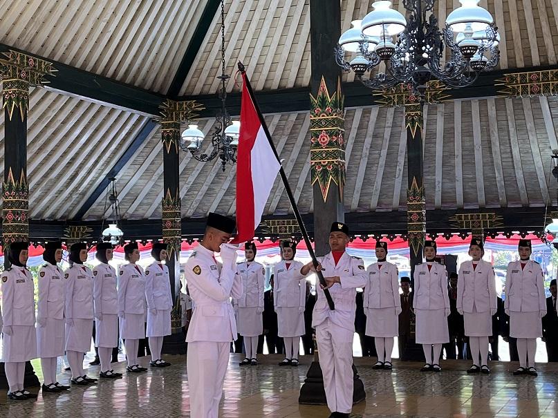 Kabupaten Wonosobo Pasukan Pengibar Bendera Paskibraka dikukuhkan oleh Bupati Wonosobo Afif Nurhidayat Rabu 1682023 di Pendopo Selatan