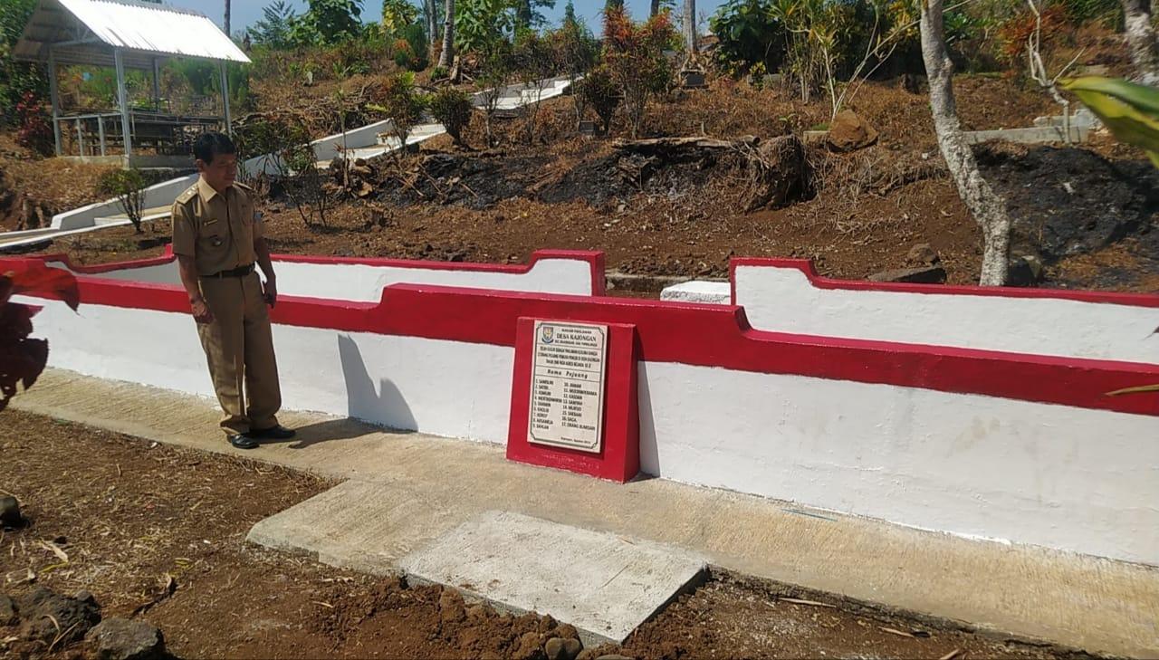 Kades Kajongan Win Antro Winarso saat mengunjungi makam 17 Pahlawan yang gugur mempertahankan kemerdekaan Republik Indonesia