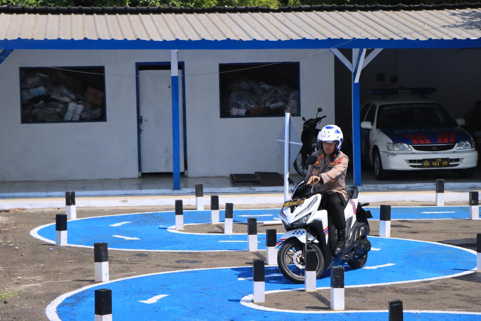 Kapolres Pekalongan Kota dan jajaran mencoba lintasan sirkuit untuk ujian praktik SIM C. uji praktik SIM C lintasan baru ujian praktik SIM C