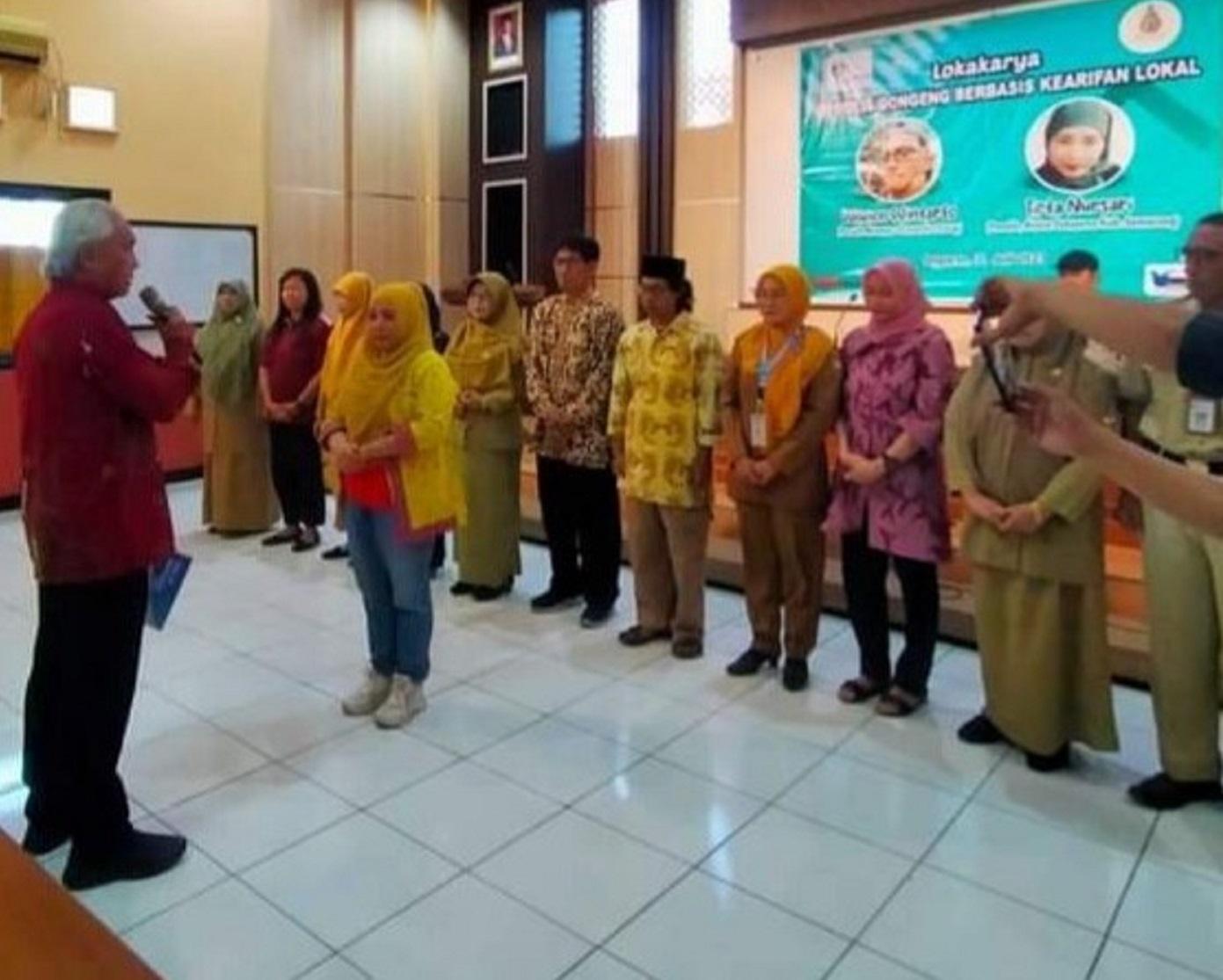 Ketua Umum Satupena Jawa Tengah Gunoto Saparie ketika mengukuhkan pengurus Satupena Kabupaten Semarang di bawah pimpinan Tirta Nursari.