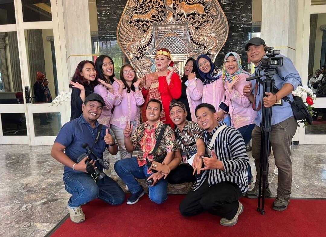 Mbak Ita swafoto dengan rekan rekan media di Kota Semarang usai upacara HUT ke 78 RI di balai kota.