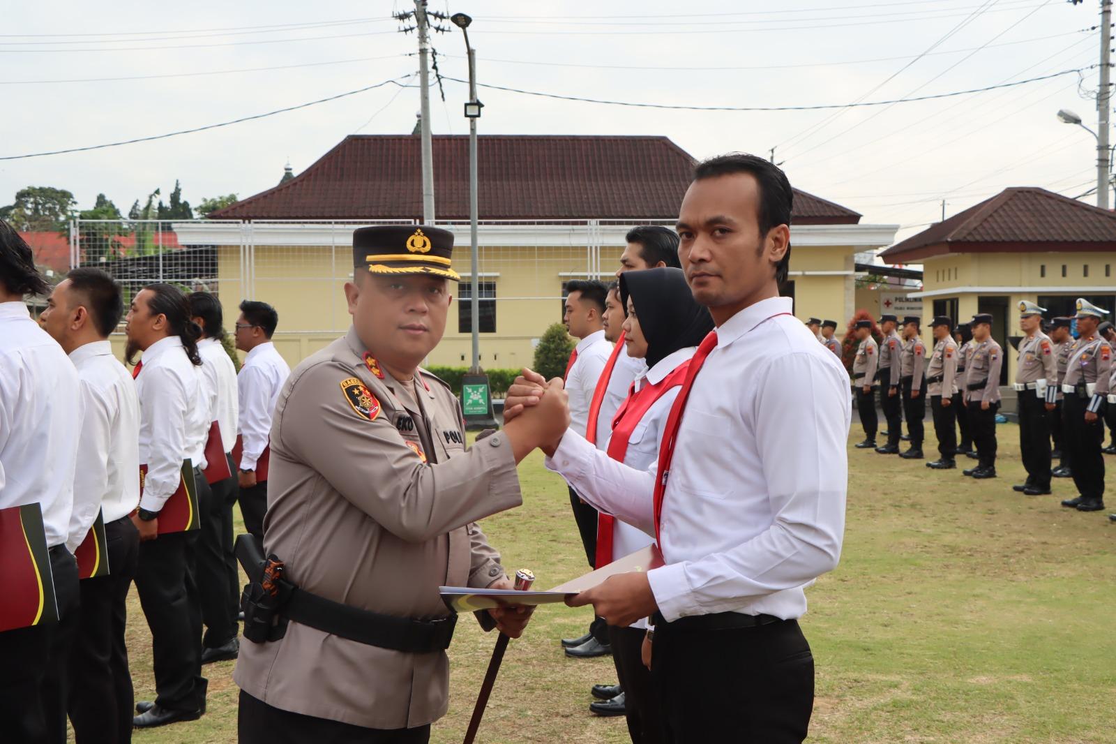 Polres Wonosobo Berikan Penghargaan atas Kasus Narkotika kepada 11 Personel Sat Narkoba Terima