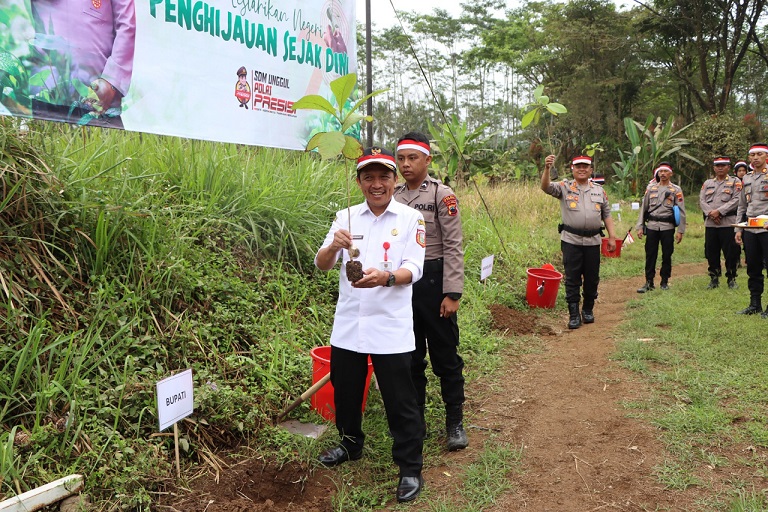 Polres Wonosobo melakukan penanaman pohon di kawasan Taman Fatmawati Wonosobo pada Rabu 23 8 lalu