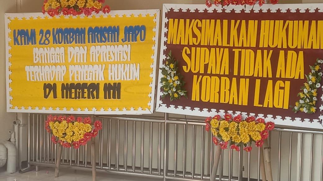 karangan bunga di PN Semarang dari 28 korban arisan online jatuh tempo japo