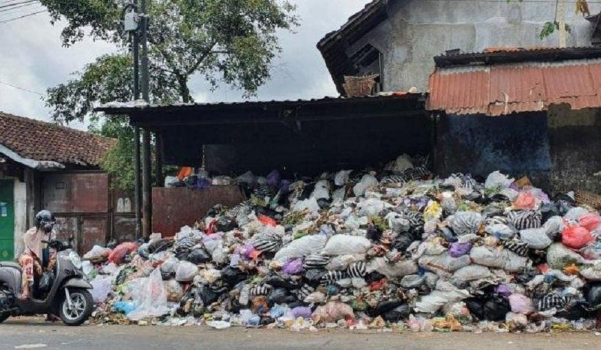penumpukan sampah tak terangkut di jalur perkampungan
