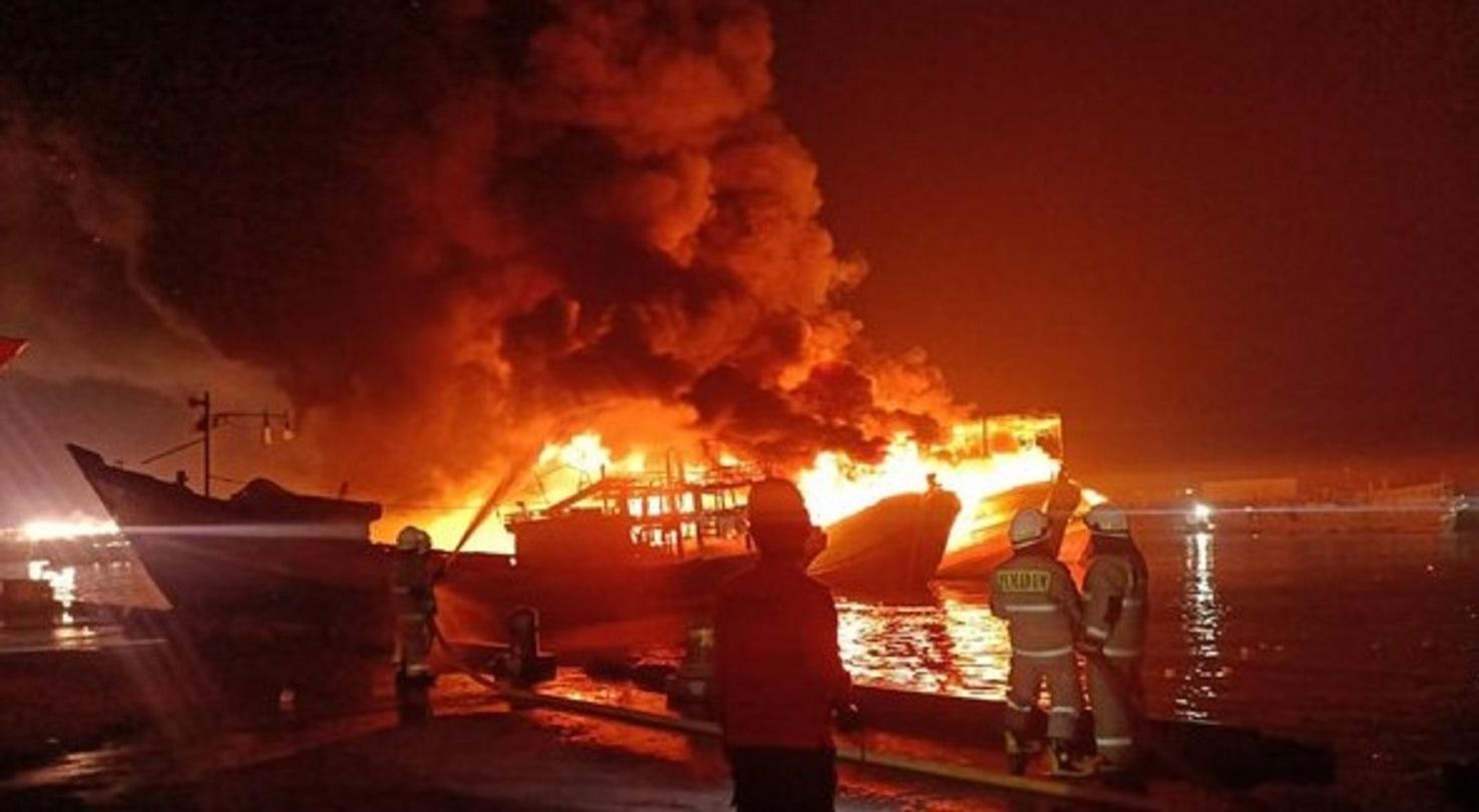 Terbakar di Dermaga Muara Baru
