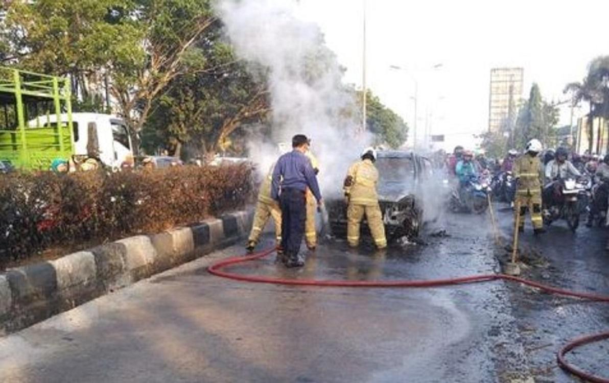proses pemadaman mobil avanza yang terbakar