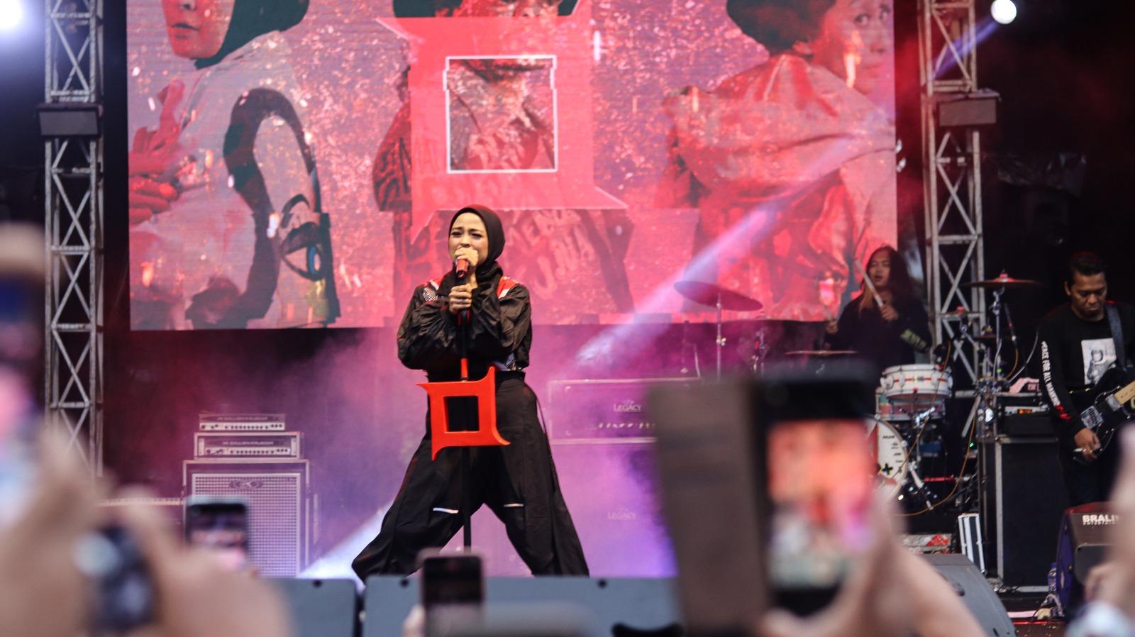 Tantri vocalis dan Chue dari Kotak band saat manggung di Amazing Golaga Festival AGF 2023