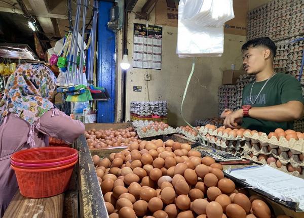 pedagang telur ayam ras di pasar tambun
