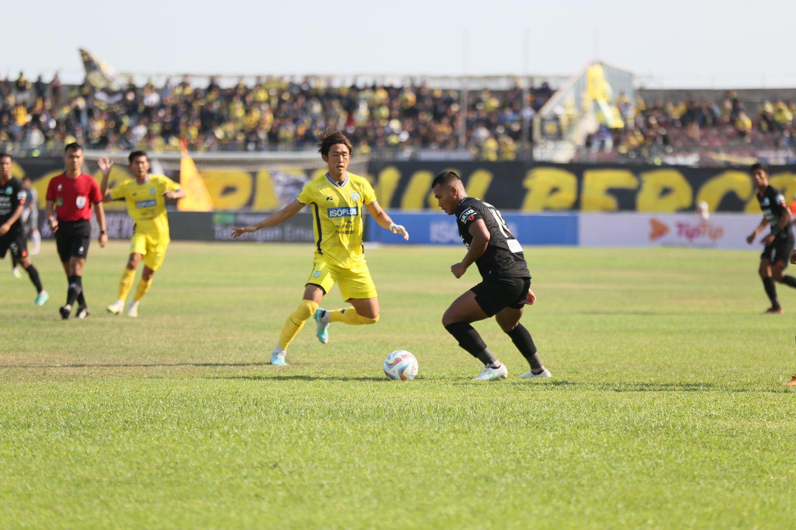 Riski Novriansyah (penyerang tengah Persipa Pati) saat menghadang bola dari perlawanan Gresik United FC.