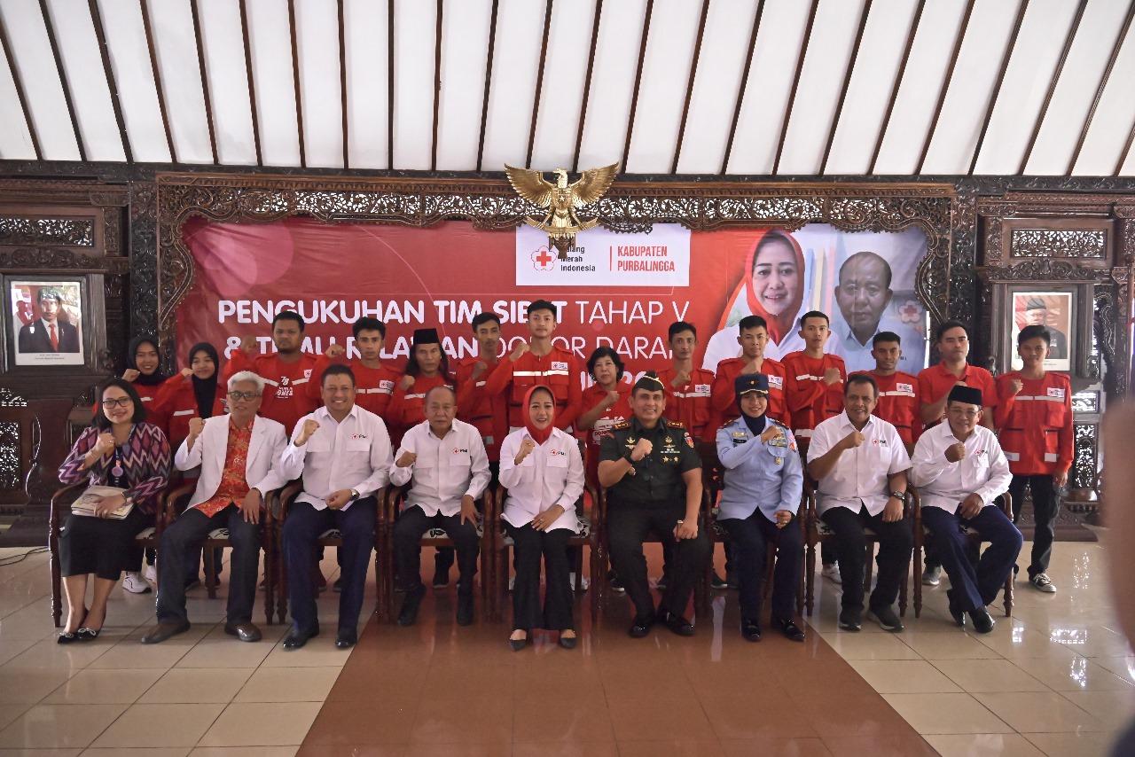 Bupati Tiwi kukuhkan 135 Orang Relawan SIBAT PMI. foto: diskominfo