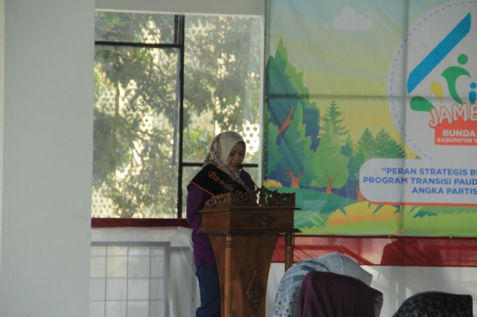 Dikpora Bunda PAUD Dyah Afif memberikan sambutan di depan guru PAUD se Wonosobo, kemarin. Gerakan anti perundungan sejak usia dini terus digenjarkan sebagai bagian dari rencana strategis pendidikan di Wonosobo di tahun mendatang. foto: dok/sm