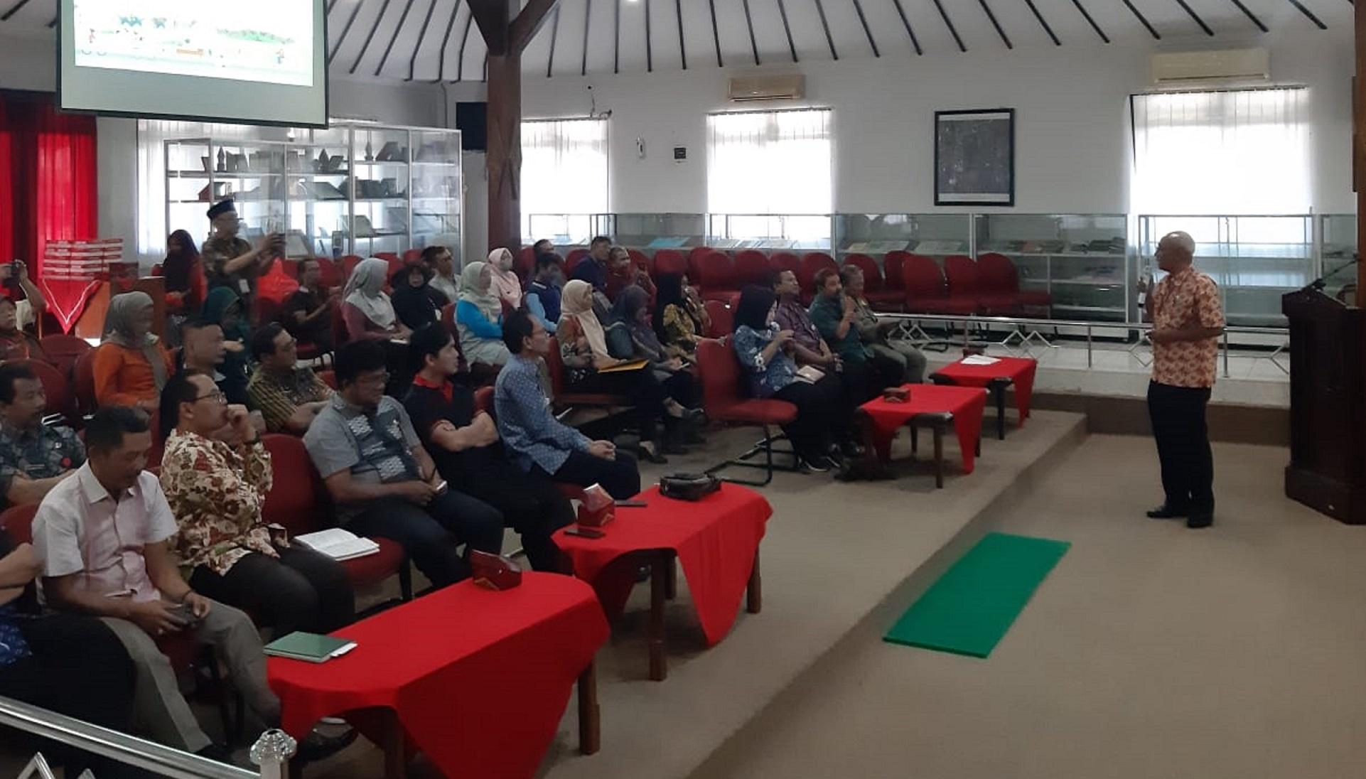 Masyarakat mengikuti evaluasi pelaksanaan Germas yang diadakan di Graha Adiguna OR, Purbalingga. Jumat kemarin (03/11/2023.