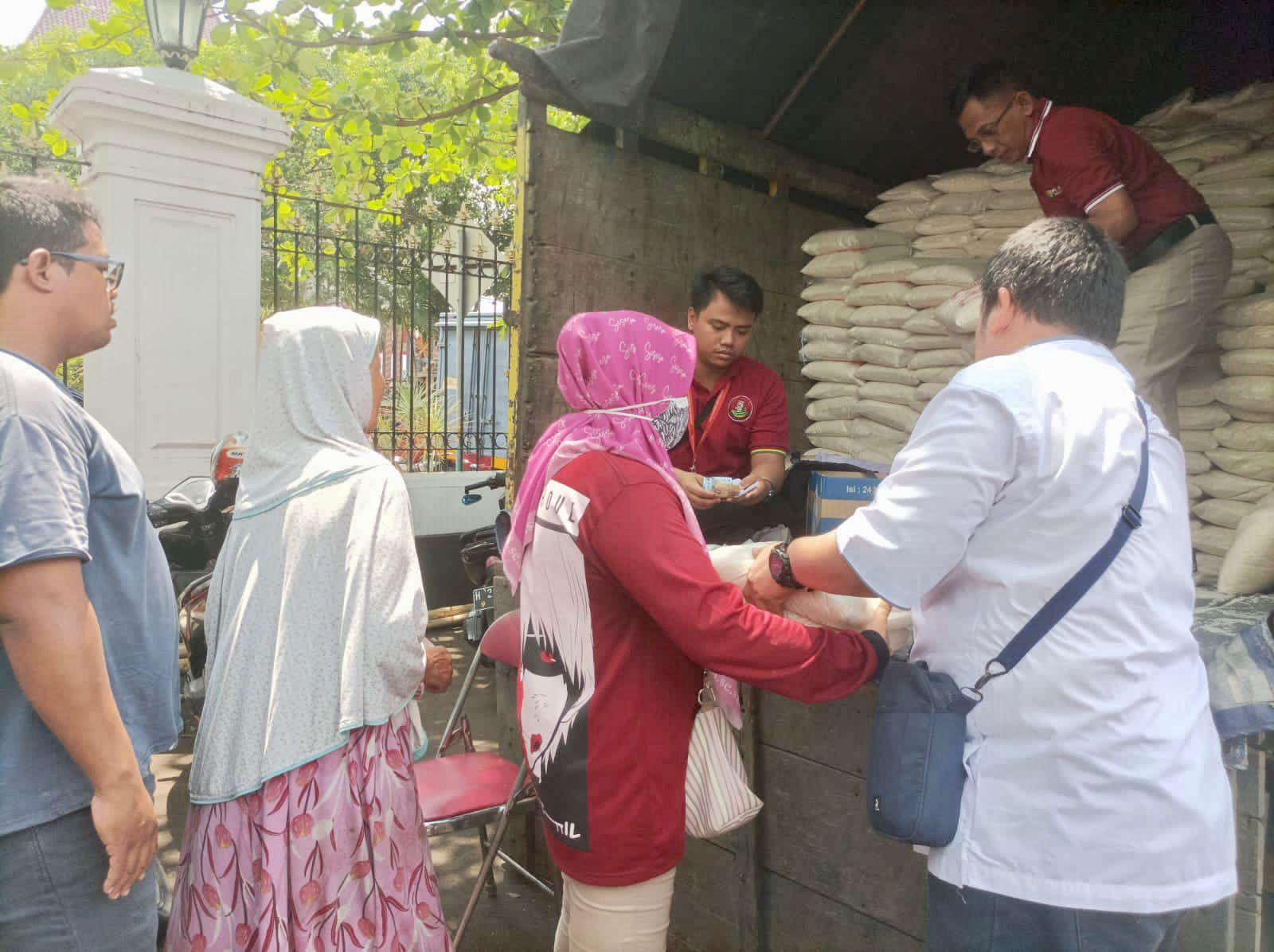 BUMD Jateng Jual Beras Murah Sampai Diserbu Warga Pati