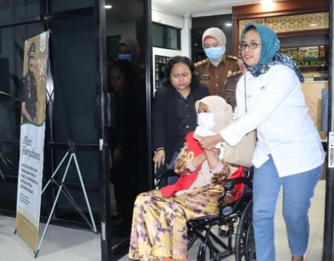 Kepala Desa Pagelaran di Kecamatan Malingping, Kabupaten Lebak, Banten, ditetapkan sebagai tersangka oleh Kejaksaan Negeri (Kejari) Lebak dalam kasus pemerasan, Rabu (15/11/2023).(Dok. Kejari Lebak)