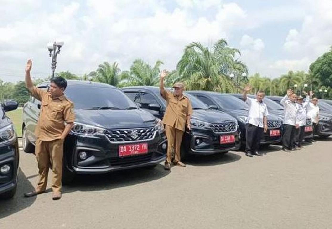 Bupati Balangan Menyerahkan 151 Mobil Operasional untuk Kepala Desa