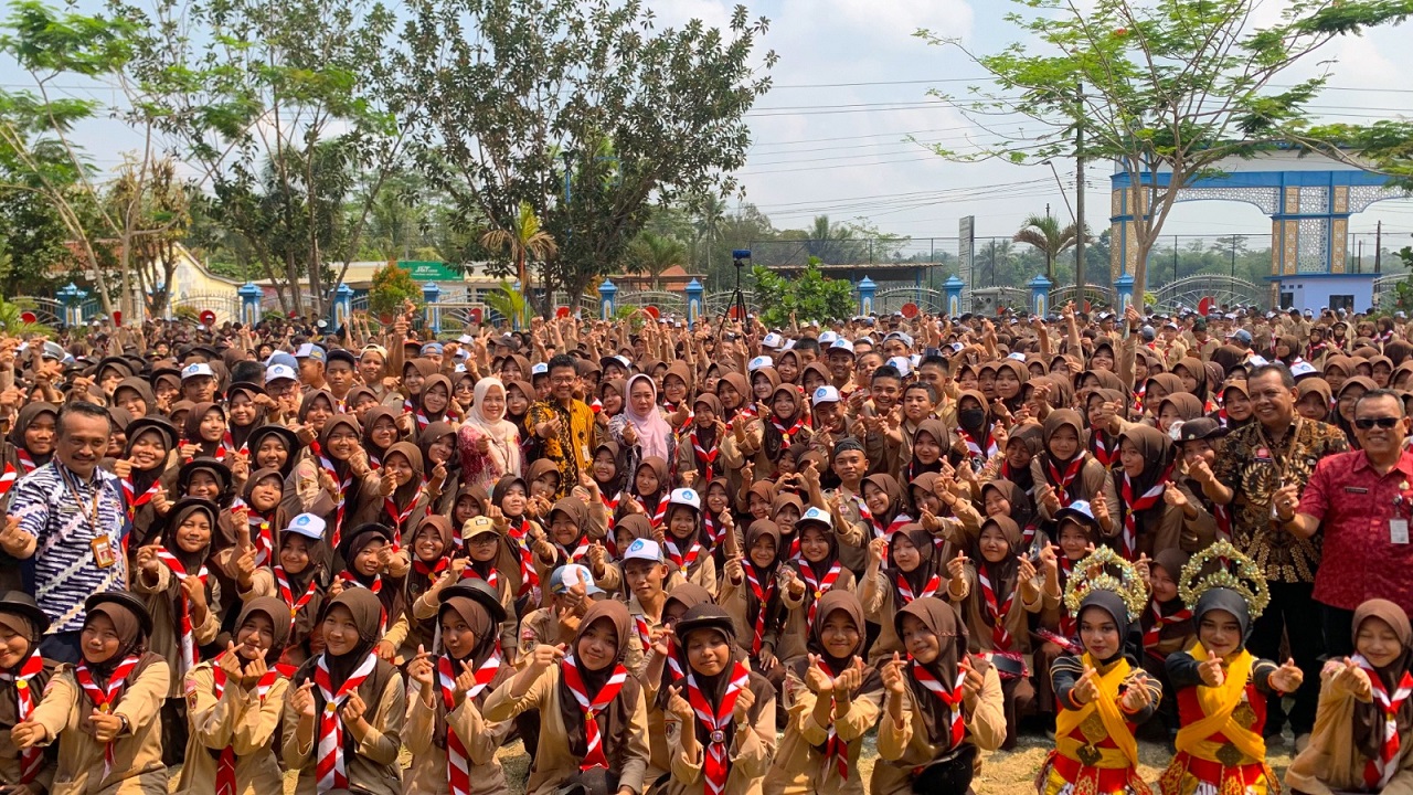 Antusiasme anak-anak SMKN 1 Kaligondang, Purbalingga dalam kegiatan Bupati Mengajar. foto : kominfo