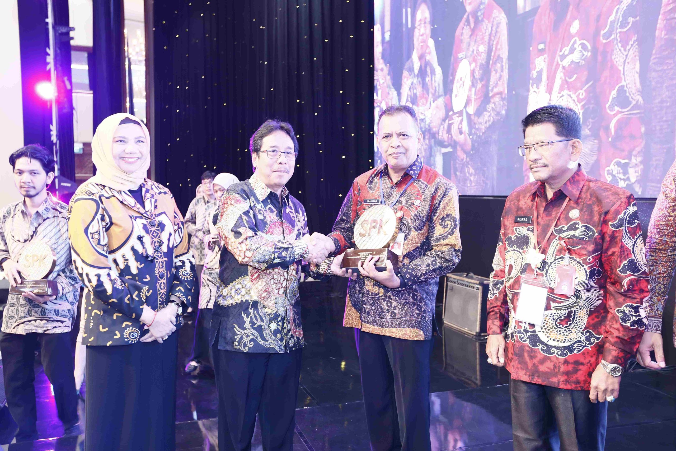 Mutu Penghargaan diberikan oleh Kepala Badan Standarisasi Nasional (BSN), Kukuh S. Achmad kepada Pemkab Purbalingga yang diwakili oleh Kepala Dinporapar, Prayitno, Rabu (15/11). foto: diskominfo purbalingga