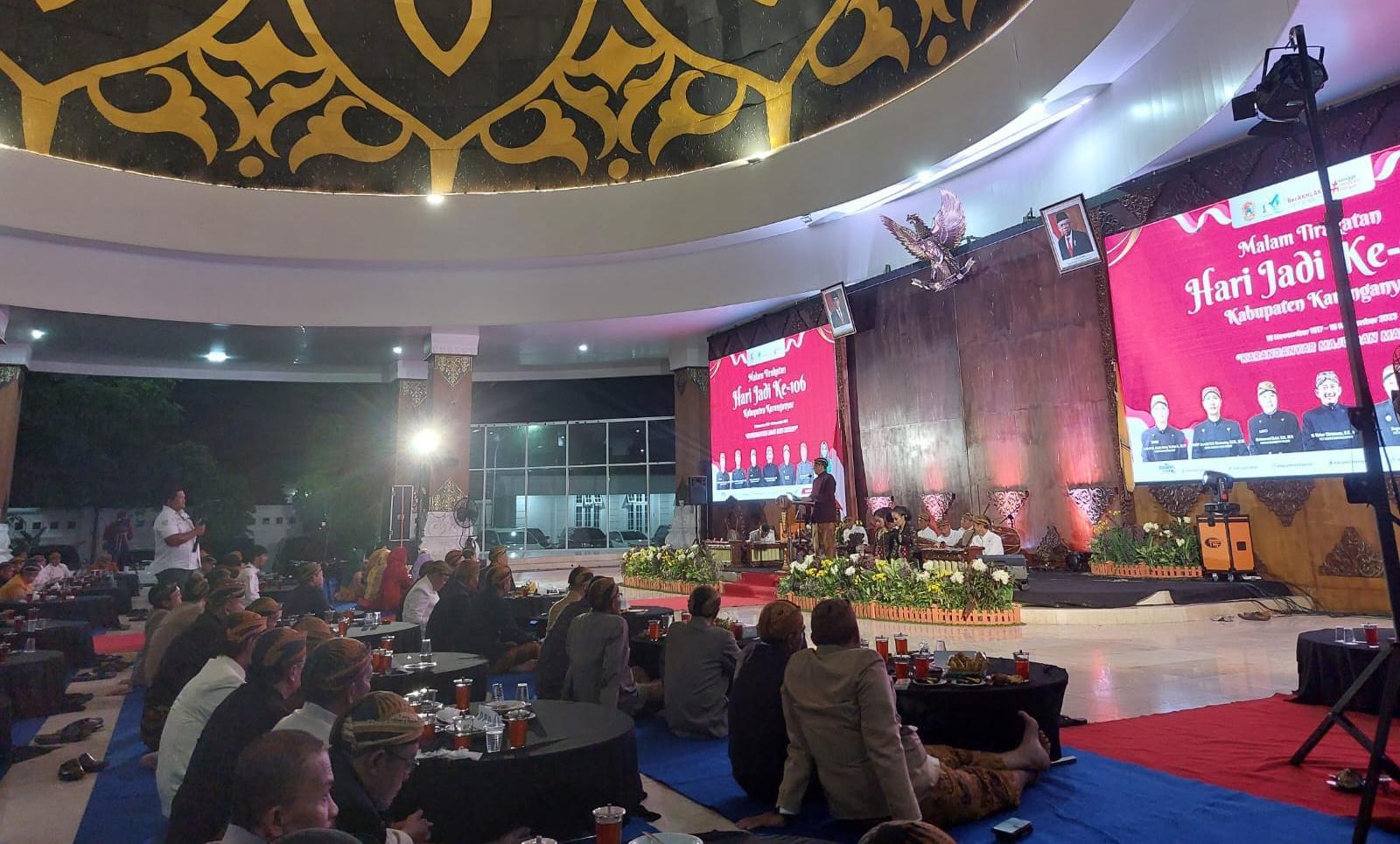 Seluruh pejabat dan masyrakat Karanganyar menyaksikan nobar Tri Dharma di Pendopo Rumah Dinas Bupati