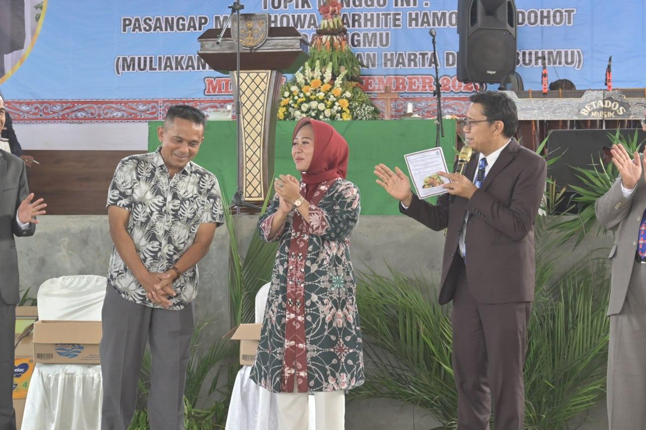Bupati Tiwi hadiri acara Pesta Peresmian Persiapan Huria, Pesta Gotilan, dan Penggalangan Dana Lahan Pos Pelayanan HKBP Bukateja di GOR Desa Kembangan, Kecamatan Bukateja, Minggu (5/11/2023). foto: prokompim