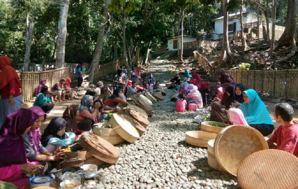 Penjaroan Rajab Tradisi Turun Menurun Desa Cikakak Banyumas