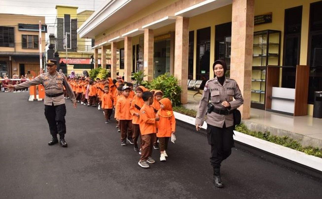 Puluhan siswa TK Rejosari Kalikajar mendatangi Polres Wonosobo pada Selasa (14/11/2023) pagi
