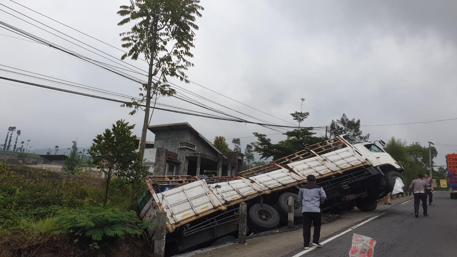 Truk Bermuatan Aqua Terguling