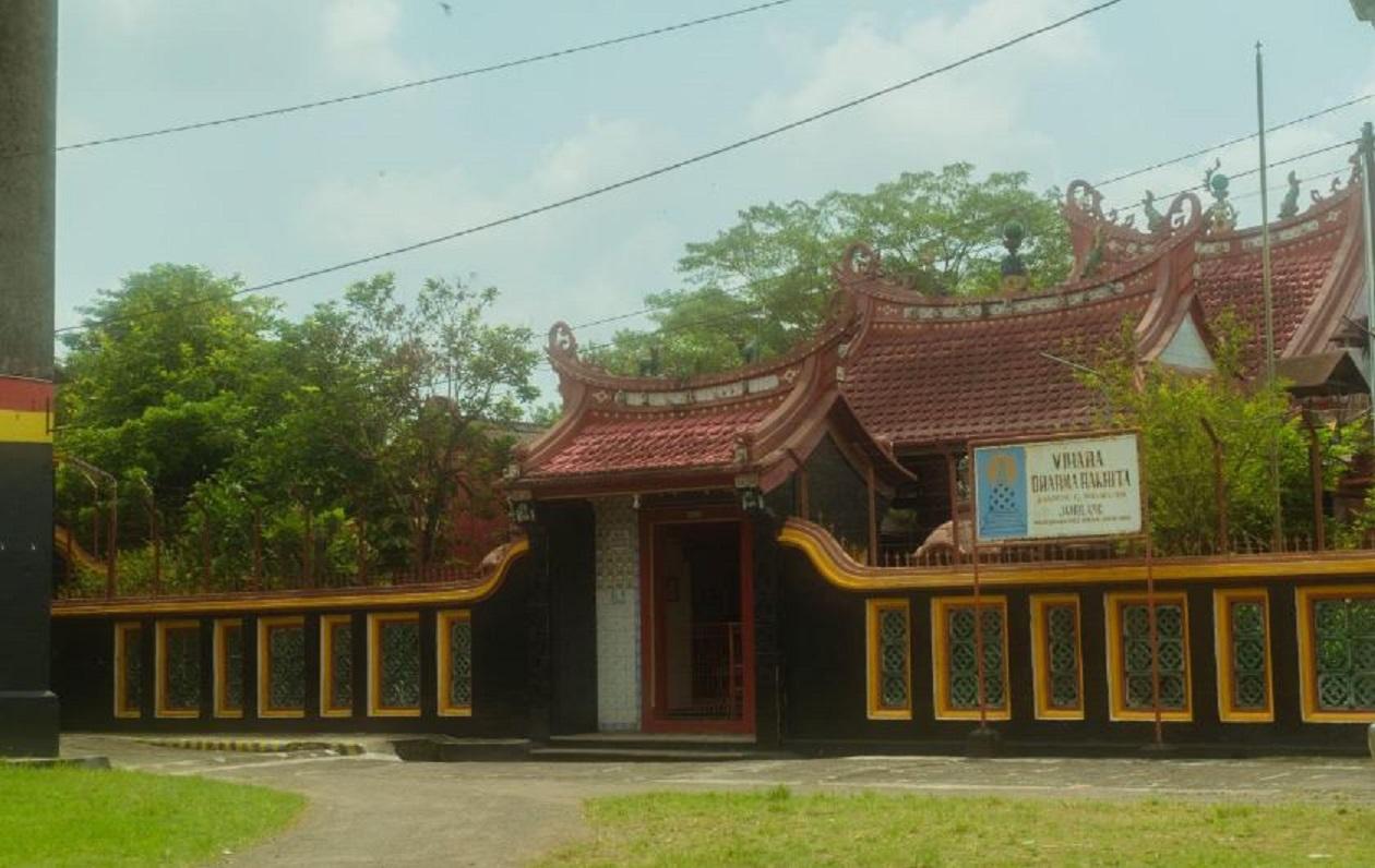 Vihara Dharma Rakhita Desa Jamblang, Kecamatan Jamblang, Kabupaten Cirebon.