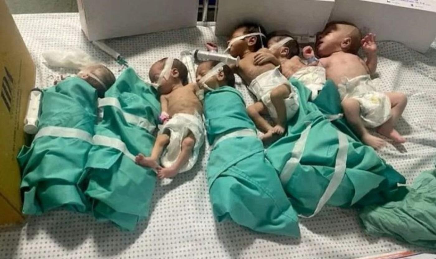 Bayi-bayi baru lahir diletakkan di tempat tidur setelah dikeluarkan dari inkubator RS Al Shifa setelah listrik padam, di tengah konflik antara Israel dan kelompok perlawanan Palestina Hamas, di Kota Gaza, Palestina (12/11/2023). foto: reuters