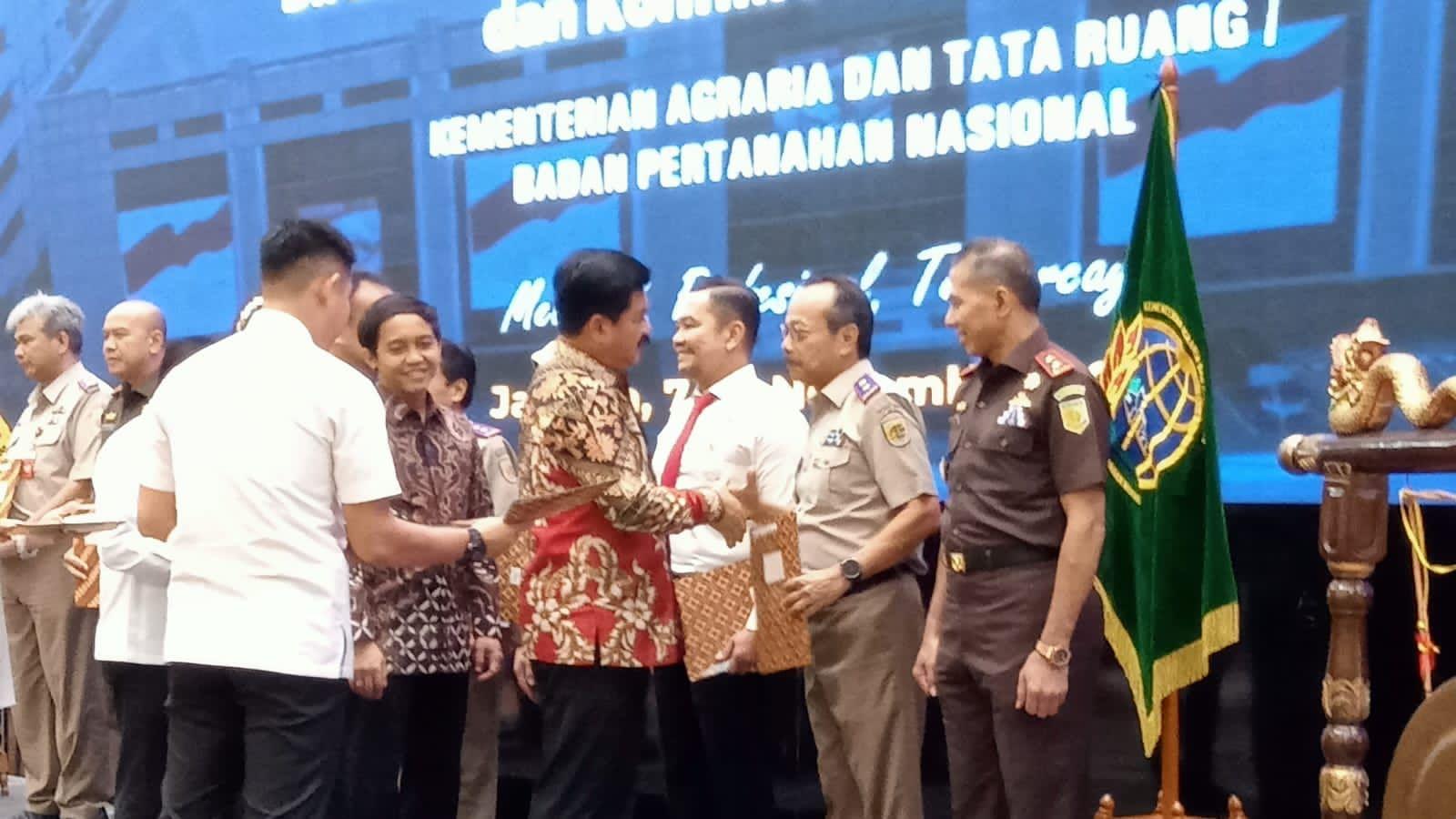 Menteri ATR/Kepala BPN memberikan penghargaan berupa pin emas kepada sejumlah jajaran dalam empat pilar yang tergabung dalam Satgas Anti Mafia Tanah. foto: ist