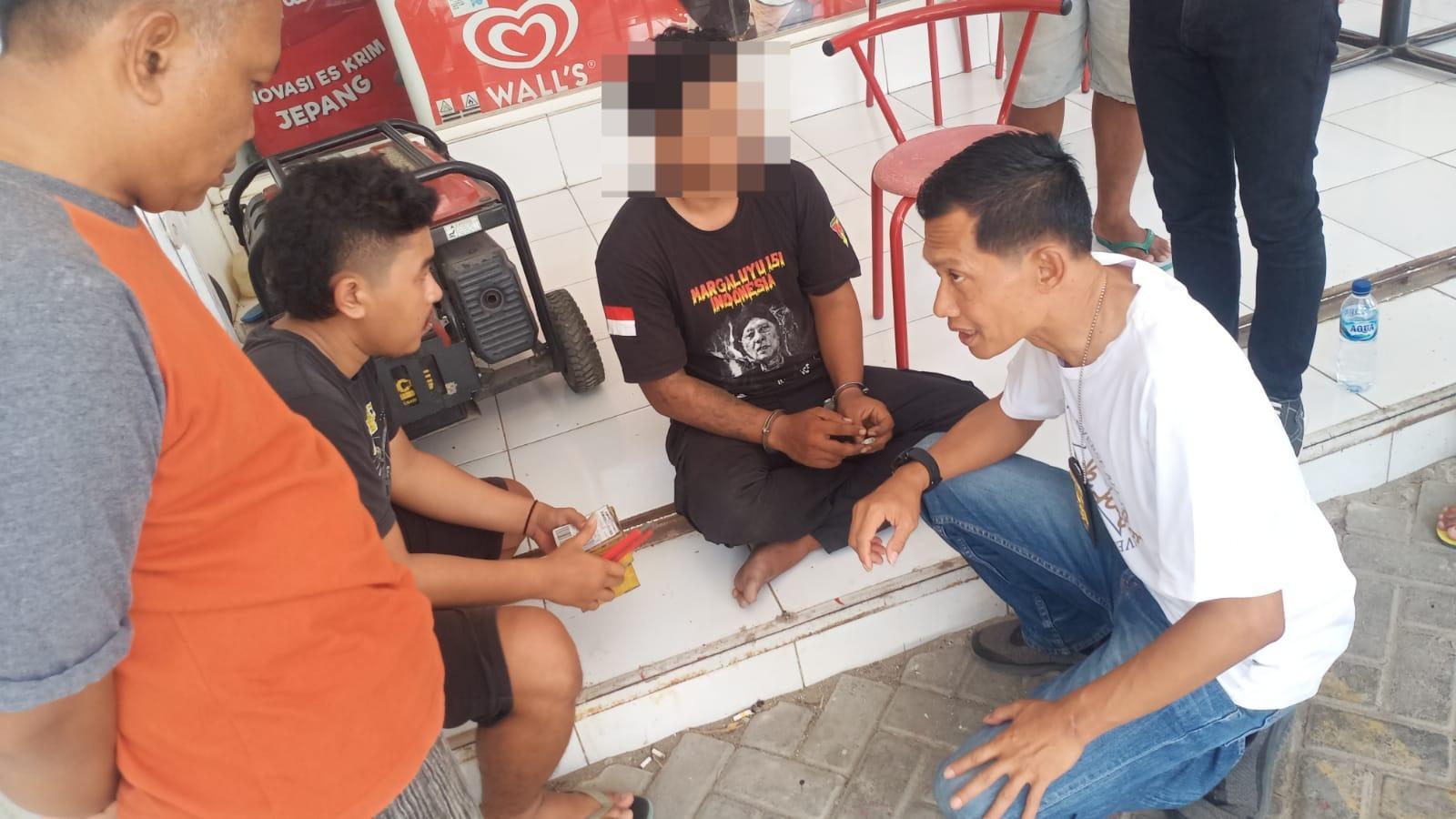 Satuan Reserse Narkoba Polres Blora mengamankan diduga pelaku pengedar obat keras di depan Alfamart Randublatung. foto: Dhany Setyawan/Mercusuar.co