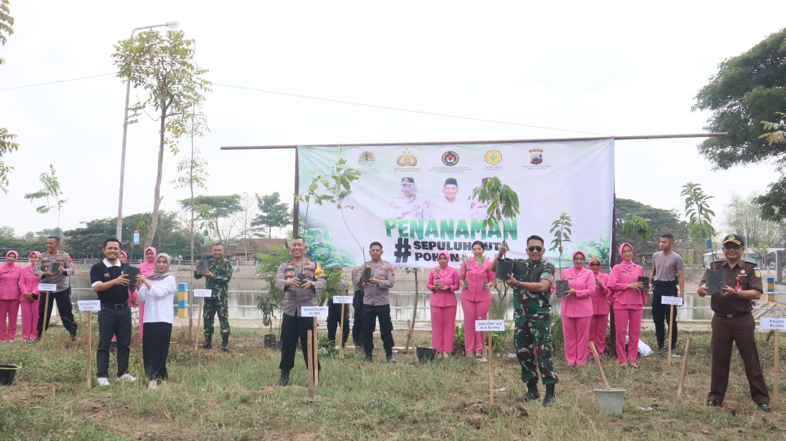 Polres Blora melaksanakan penanaman seribu bibit pohon berbagai jenis di sekitar Embung Rowo Karangjati. foto: Dhany Setyawan/Mercusuar.co