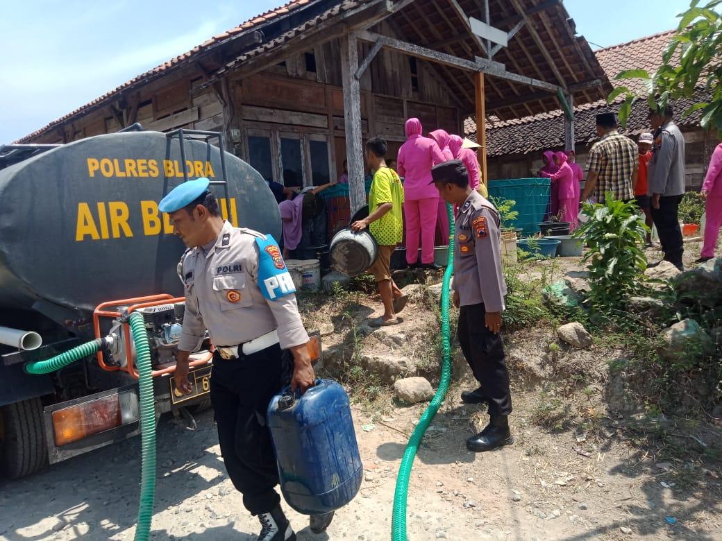 Polres Blora Polda Jawa Tengah melakukan dropping air bersih di Kecamatan Jiken, Kabupaten Blora.