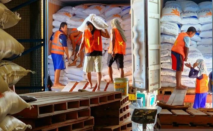 Beberapa pekerja yang sedang membongkar beras impor asal Kamboja di gudang Perum Bulog Randugarut di Semarang untuk menjaga stabilitas pangan. foto : antara