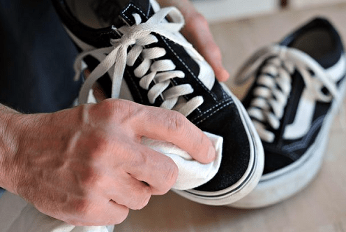 Ilustrasi Merawat Sepatu Sneakes Agar Awet