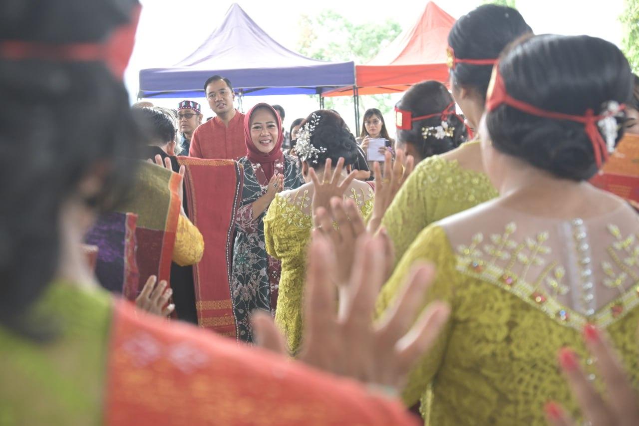 Bupati Tiwi hadiri acara Pesta Peresmian Persiapan Huria, Pesta Gotilan, dan Penggalangan Dana Lahan Pos Pelayanan HKBP Bukateja di GOR Desa Kembangan, Kecamatan Bukateja, Minggu (5/11/2023). foto: prokompim