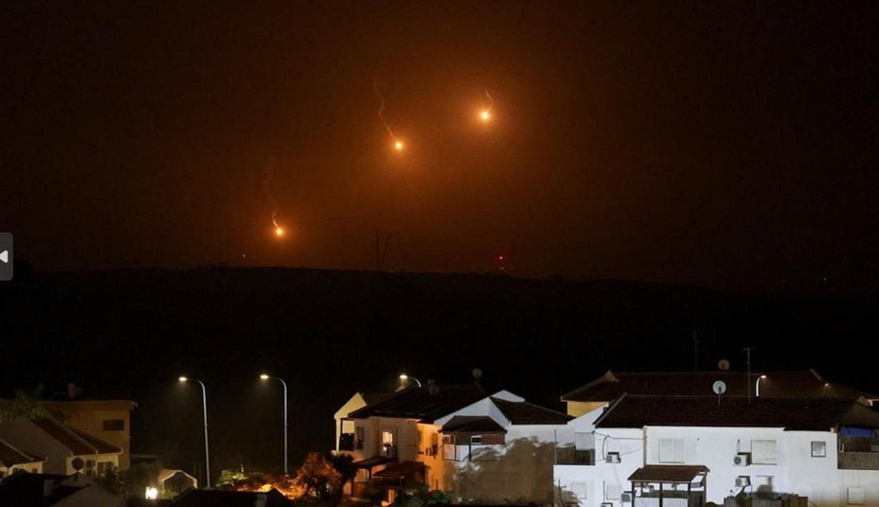 Hingga hari Minggu (5/11/2023) waktu setempat, serangan roket militer Israel ke wilayah Palestina terus berlanjut. foto: reuters