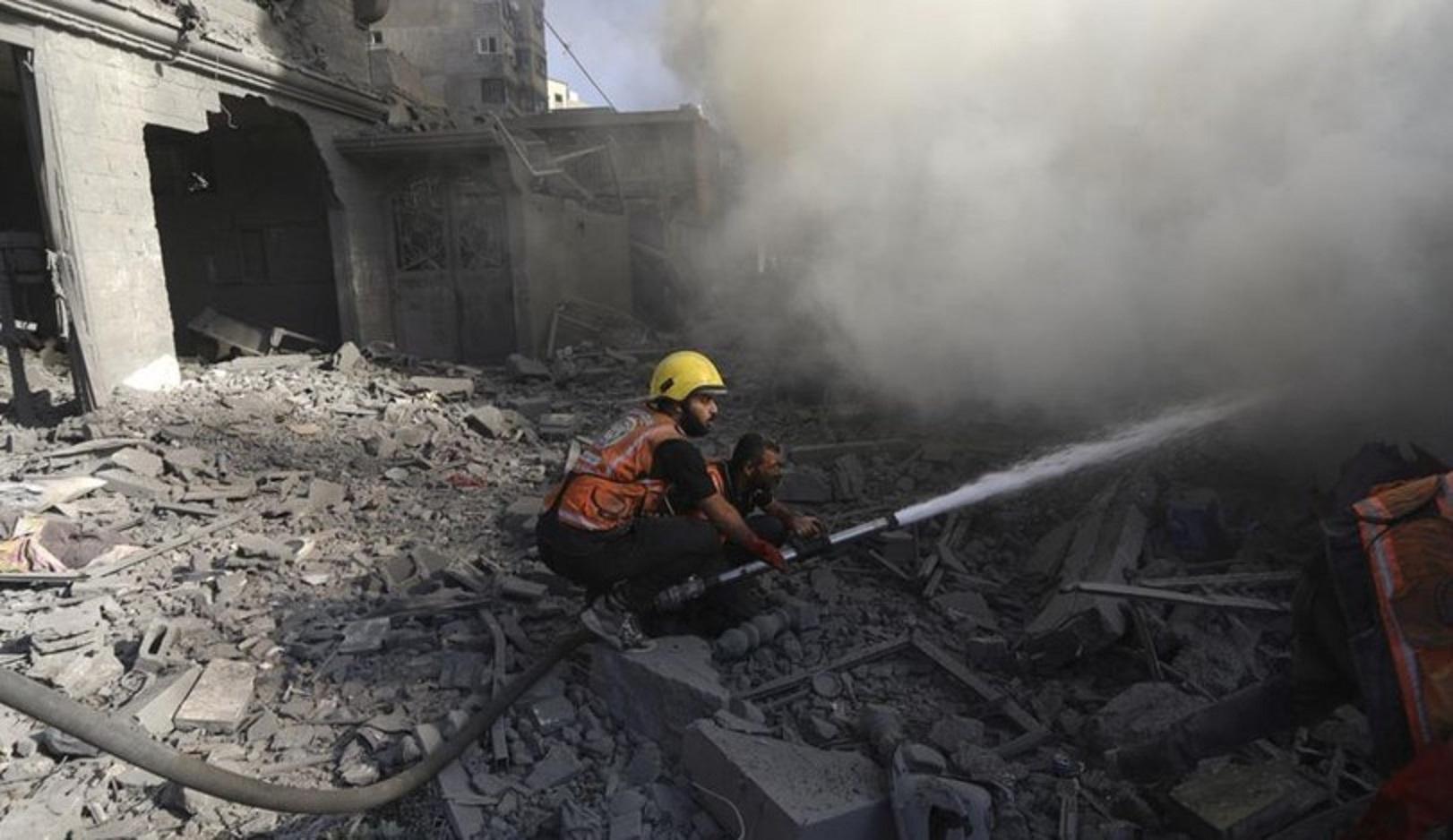 IDF, atau Israel Defense Forces, telah memerintahkan warga sipil untuk pindah ke selatan Gaza dari Kota Gaza dan utara. IDF sering menuduh Hamas menggunakan infrastruktur sipil, seperti rumah sakit, untuk operasi militer. foto: apphoto