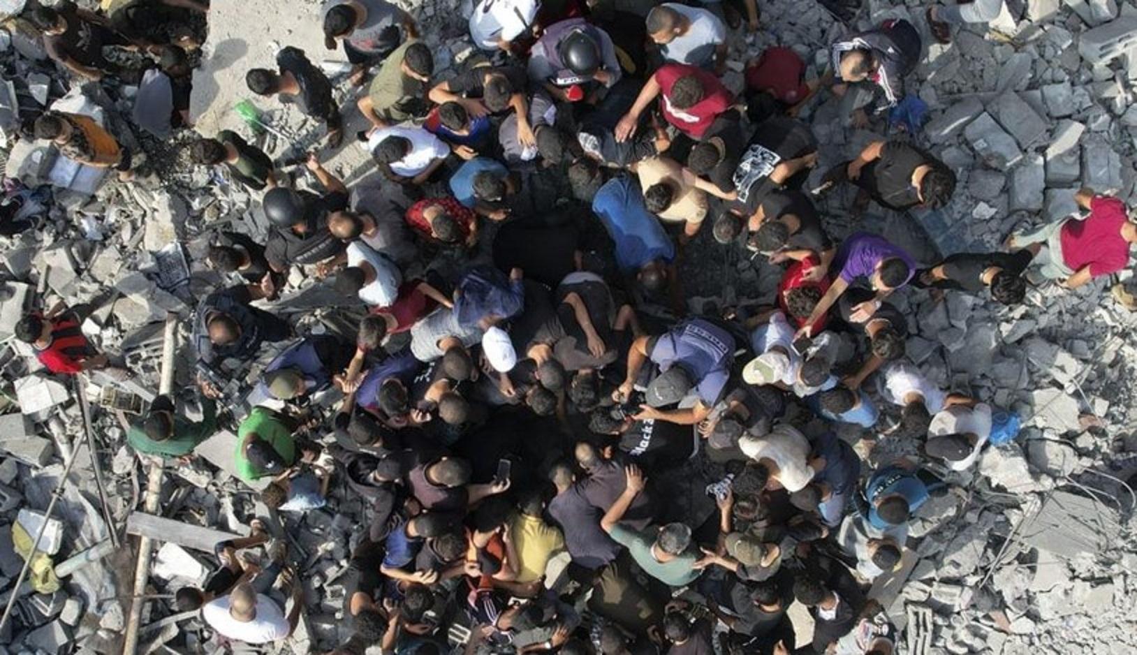 Sementara itu, menurut laporan dari Al Jazeera, beberapa korban telah terdampak akibat penghancuran sebuah bangunan di dekat Rumah Sakit Al-Quds dan di daerah Tel Al-Hawa akibat serangan Israel. foto: apphoto