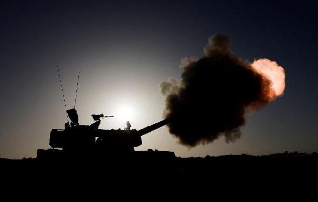 Pasukan militer Israel membuka tembakan dari posisi tersembunyi dekat perbatasan Jalur Gaza, dalam konteks konflik antara Israel dan kelompok Islam Palestina Hamas pada tanggal 6 November 2023. foto: reuters