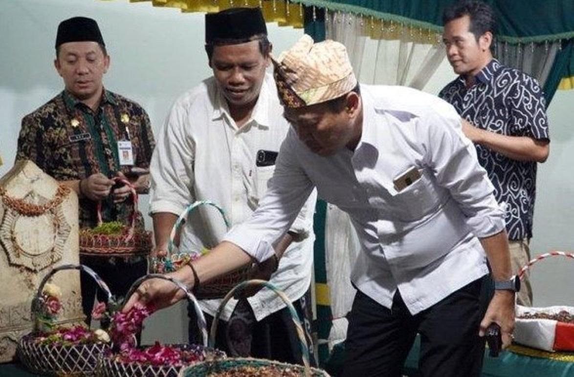 Pj Bupati Jepara Edy Supriyanta menabur bunga di Makam Ratu Kalinyamat, di Mantingan, Kecamatan Tahunan, Kabupaten Jepara, Selasa (7/11/2023). foto: pemkab jepara