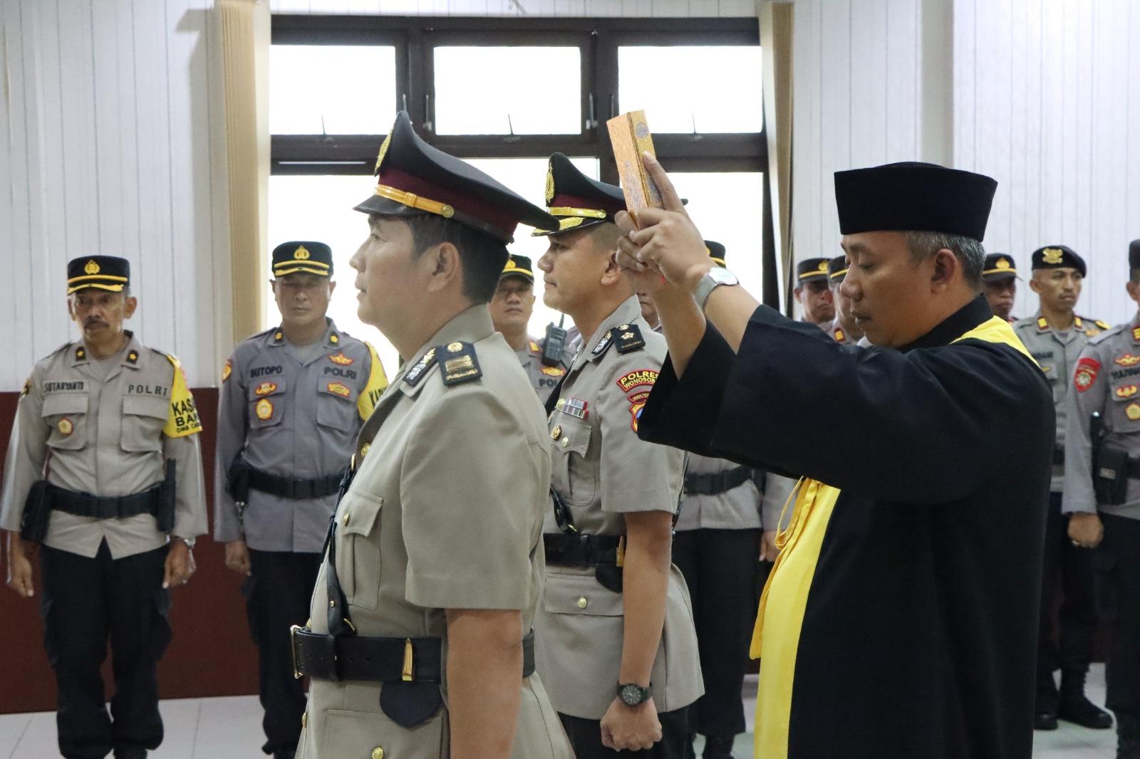AKP Darianto saat pengucapan sumpah jabatan di ruang rapat Polres Wonosobo, Senin (20/11/23). (mercusuar.co/humas polres)