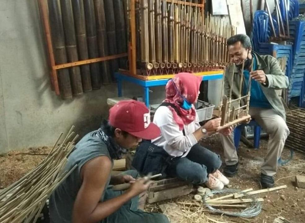 Pengunjung sedang melihat pembuatan salah produk kerajinan di Desa Wisata Kemutug Lor. foto : dolanbanyumaskab