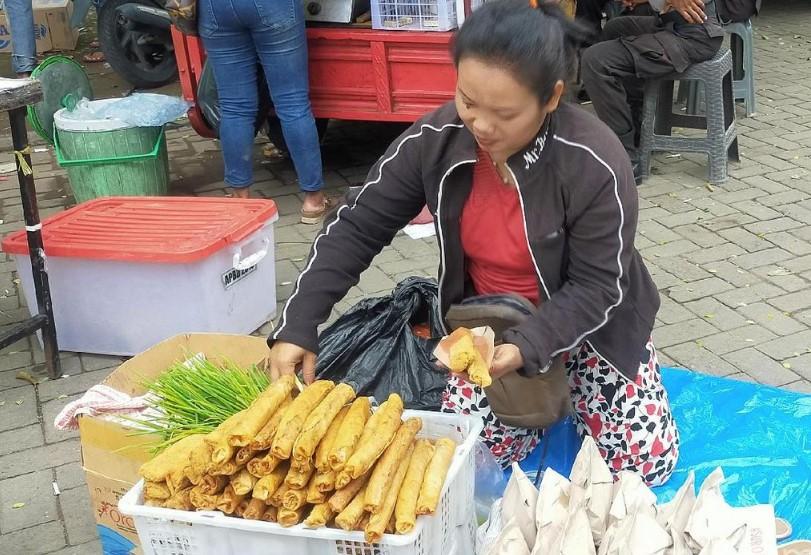 Ilustrasi - Pedagang Lumpia di sekitar Kampung Kranggan Dalam, di Kauman, Semarang Tengah.