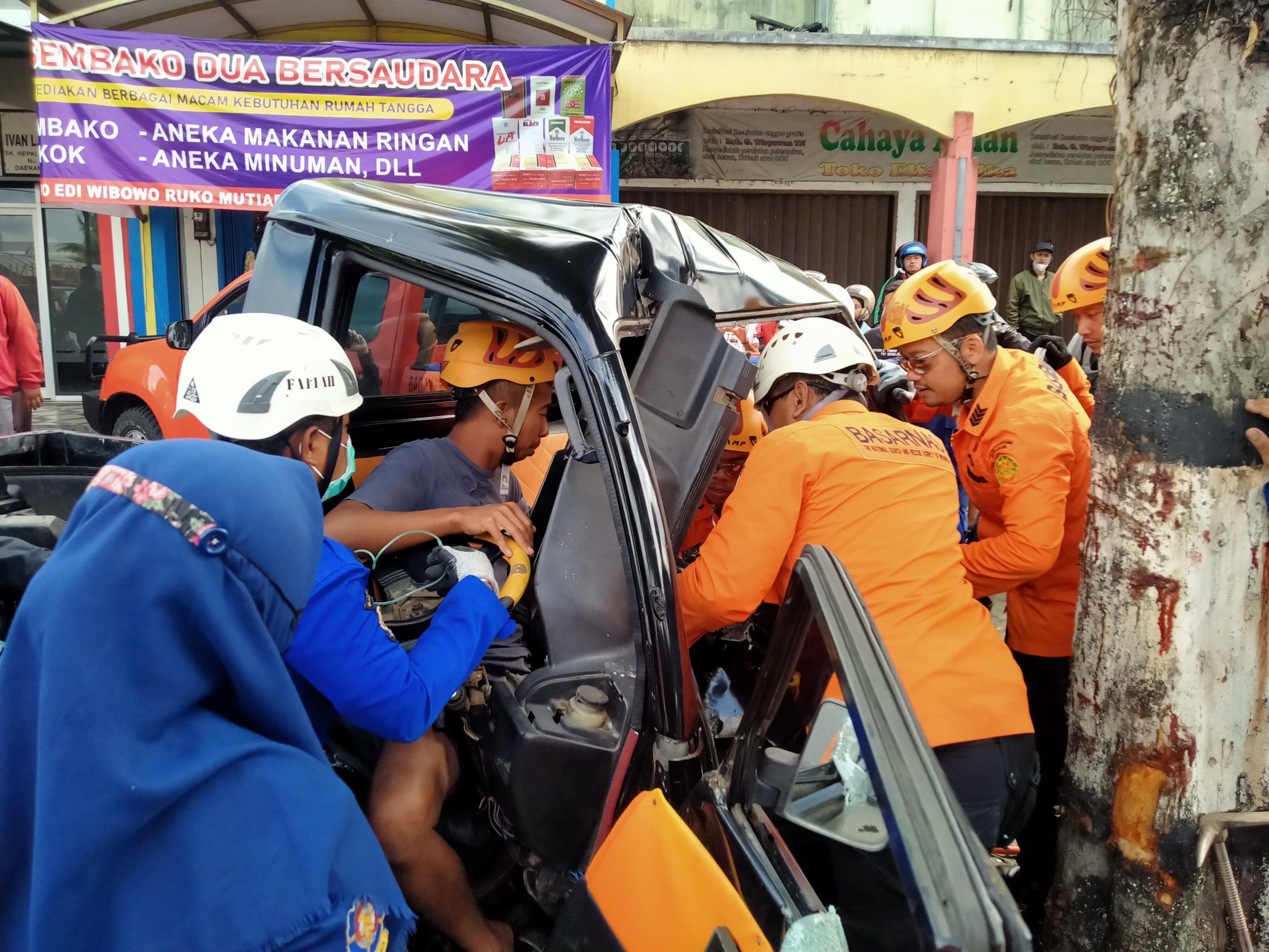 Caption: Tim SAR gabungan mengevakuasi sopir pick up yang terjepit dasboard, korban kecelakaan tunggal di jalan Sarwo Edie Wibowo Kota Magelang, Rabu (29/11/2023). (mercusuar.co/dhany setyawan)