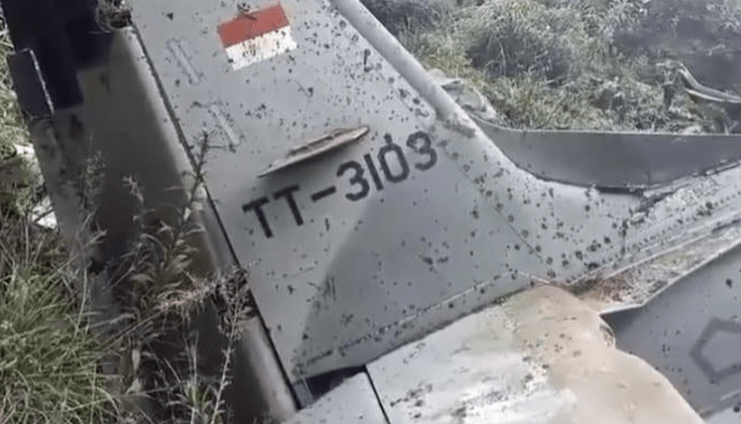 Pesawat Super Tucano milik TNI AU dengan tail number TT-3111 dan TT-3103 jatuh di Kabupaten Pasuruan, Jatim, Kamis (16/11/2023). (Istimewa/tangkapan layar)