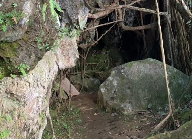 Gua Kayu Bulu di Desa Maron menambah spot wisata misteri yang cukup menegangkan. foto: telagamenjer