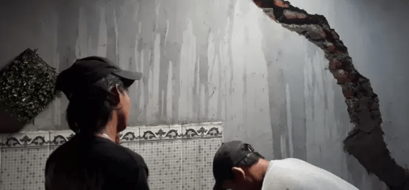 Dampak pembangunan pabrik di tengah pemukiman Desa Jolotundo, Kecamatan Jetis menyebabkan rumah warga retak-retak. foto: jprm